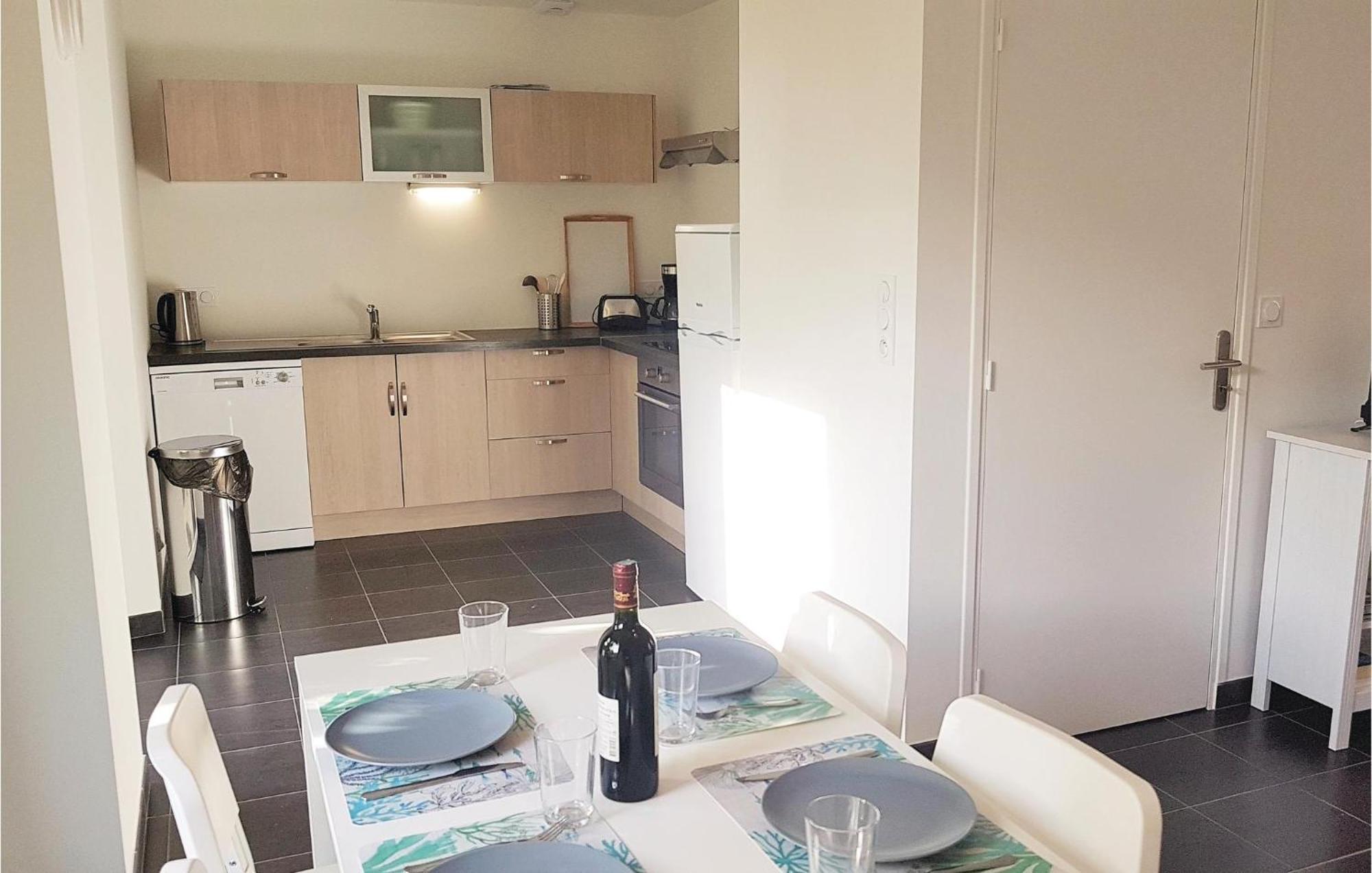 Beautiful Home In Erdeven With Kitchenette Exteriör bild